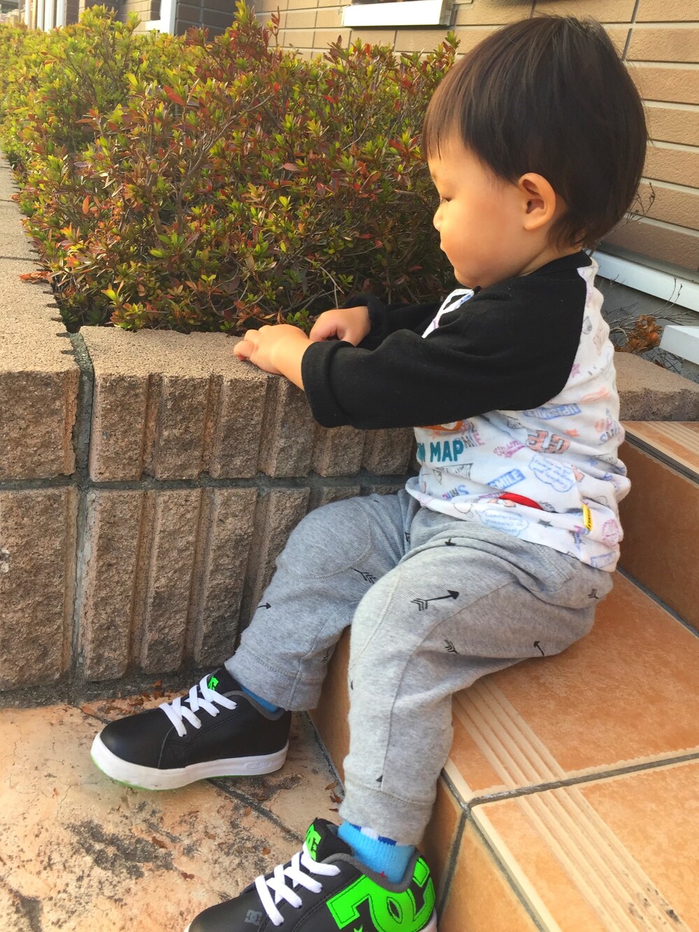 「キッズコーデ、kidsfashion、男の子、お留守番」｜「Birthdayのアイテム（Tシャツ/カットソー、ホワイト系）」を使った、Harukanaさん（キッズ・80cm）の秋コーディネートの1枚目の写真