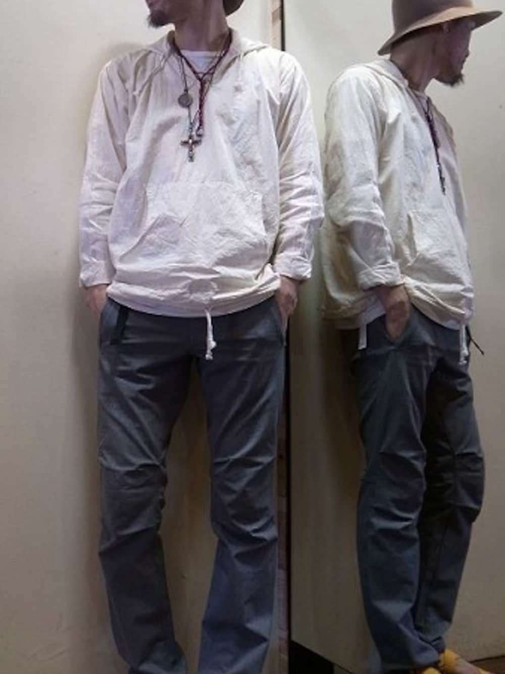 その他のTシャツ/カットソー、グレー系のその他パンツ、イエロー系のサンダルを着用したメンズの夏コーディネートの1枚目の写真