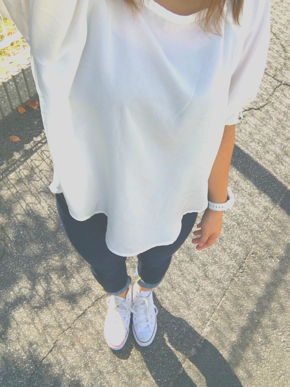 ホワイト系のシャツ/ブラウス、ブルー系のデニムパンツ、ホワイト系のスニーカーを着用したレディースの夏コーディネートの1枚目の写真