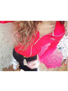 「アイテム（ジャージ、レッド系）」を使った、→  葉 月さん（レディース・163cm）の夏コーディネート