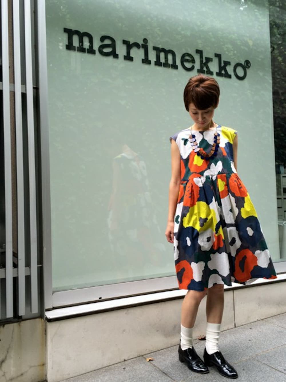 「花柄、marimekko、マリメッコ、アクセサリー、白ソックス、エナメルシューズ、柄ワンピース、ウッドビーズ、ショートカット」｜「marimekkoのKukkakauppa / SEMMI（ワンピース、グリーン系）」を使った、staff1さん（レディース・159cm）の夏コーディネートの1枚目の写真