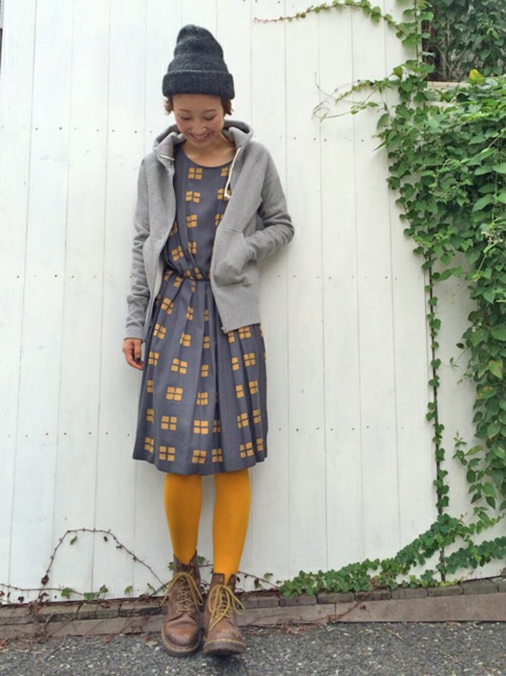 「ニット帽、marimekko、マリメッコ、スポーツミックス、カラータイツ、グレーのパーカー、レースアップブーツ、柄ワンピース、笑顔、グレーコーデ」｜「marimekkoのIkkuna Woven / VITRI（ワンピース、グレー系）」を使った、staff1さん（レディース・159cm）の秋コーディネートの1枚目の写真