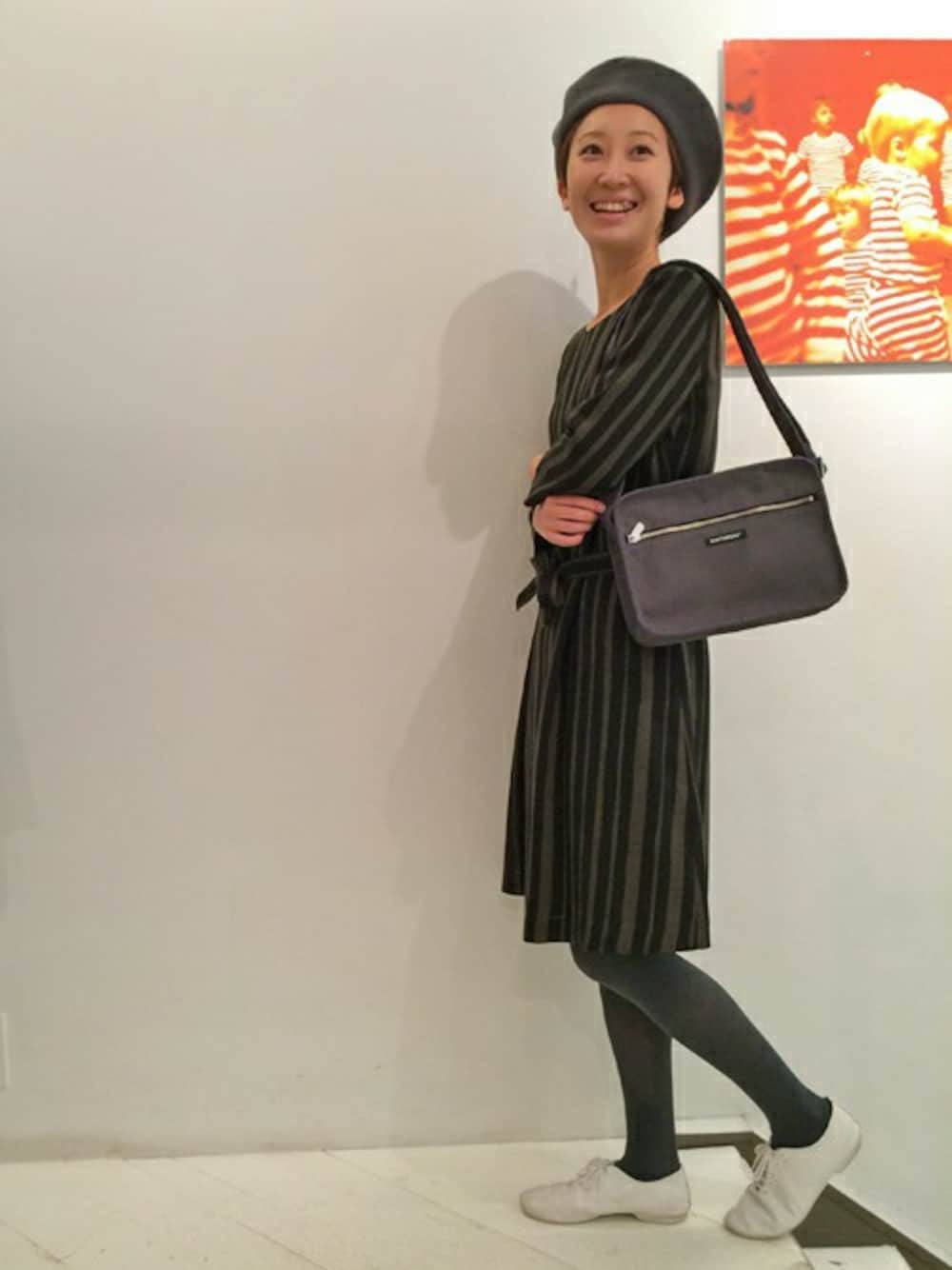 「ベレー帽、ショルダーバッグ、marimekko、マリメッコ、ウエストマーク、大人コーデ、笑顔、ストライプワンピース、シンプルスタイル」｜「marimekkoのRaide / RALLI（ワンピース、ブラック系）」を使った、staff1さん（レディース・159cm）の秋コーディネートの1枚目の写真