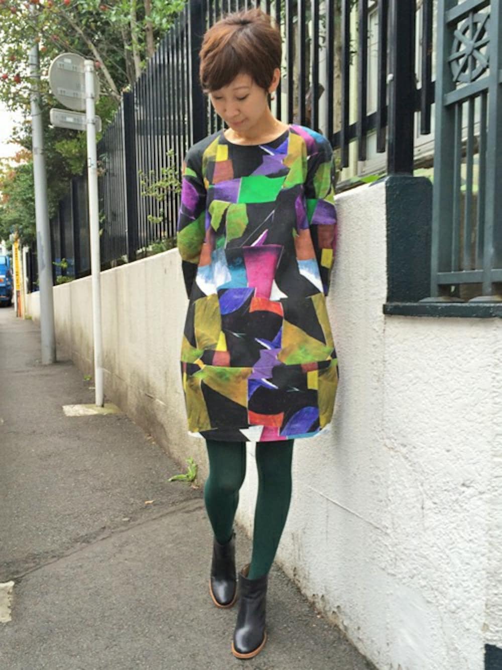「marimekko、ショートブーツ、マリメッコ、カラータイツ、コクーンシルエット、ショートヘア、7分袖、総柄ワンピース、絵画、芸術の秋」｜「marimekkoのLaava / POLTE（ワンピース、ブラック系）」を使った、staff1さん（レディース・159cm）の秋コーディネートの1枚目の写真