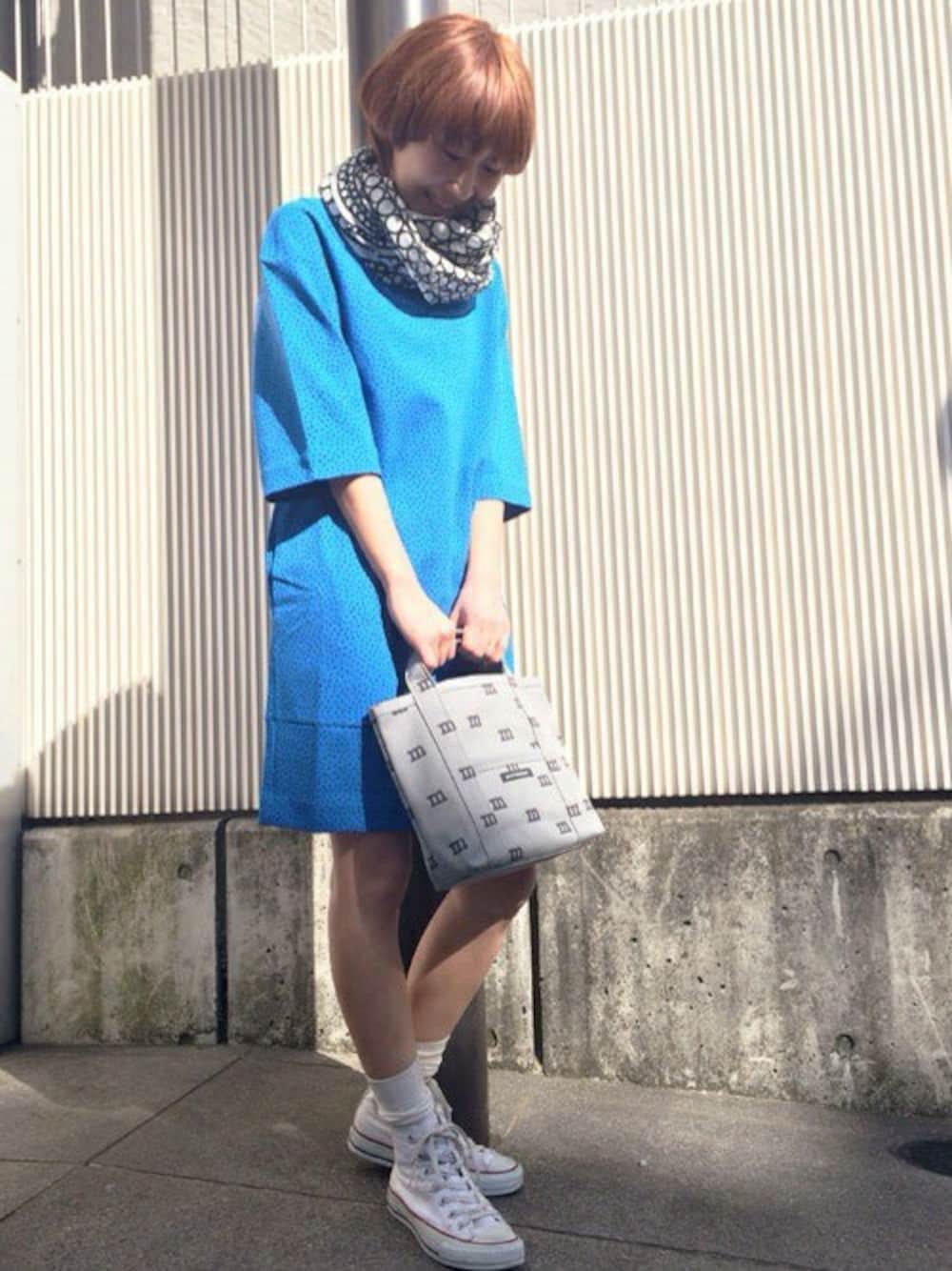 「ワンピース、ストール、marimekko、マリメッコ、青、柄ワンピ、ミニバッグ、ワンピース×スニーカー」｜「marimekkoのKiss Kiss Jersey / PUHTO（ワンピース、ブルー系）」を使った、staff1さん（レディース・159cm）の冬コーディネートの1枚目の写真
