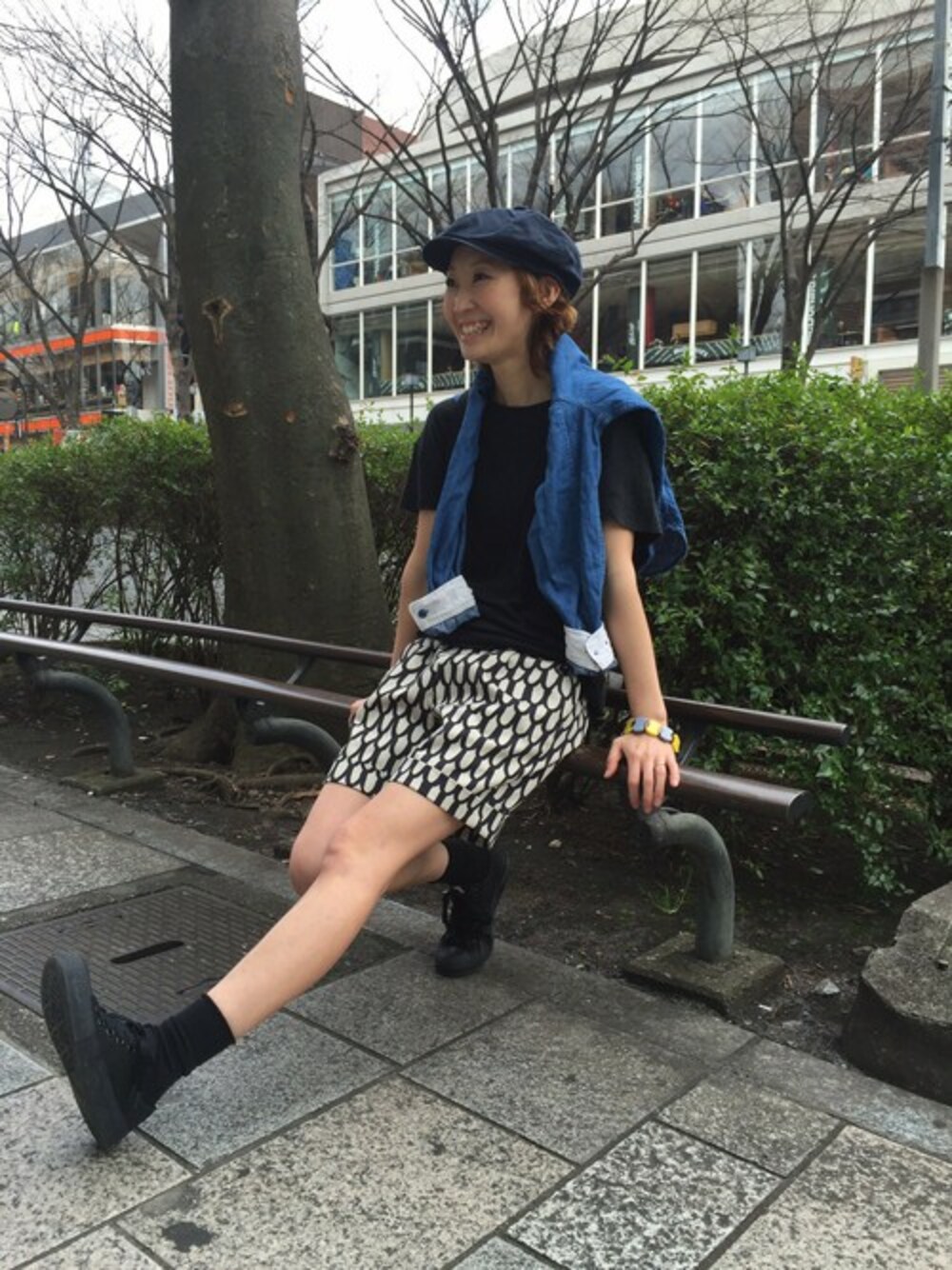 「柄パンツ、marimekko、マニッシュスタイル、キャスケット、マリメッコ、ブレスレット、ハーフパンツ、ソックス、シャツスタイル、青×黄」｜「marimekkoのDomino Efekti Jewellery / JOKA（ブレスレット、イエロー系）」を使った、staff1さん（レディース・159cm）の春コーディネートの1枚目の写真