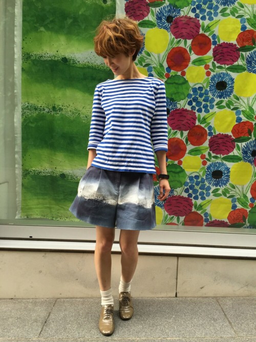 「ボーダー、ショートパンツ、marimekko、レースアップシューズ、マリメッコ、白ソックス、マリンカラー、ボーダーカットソー、ブルー x ホワイト、ILMA」｜「marimekkoのLuovi / HALSSI（その他パンツ、グレー系）」を使った、staff1さん（レディース・159cm）の夏コーディネートの1枚目の写真