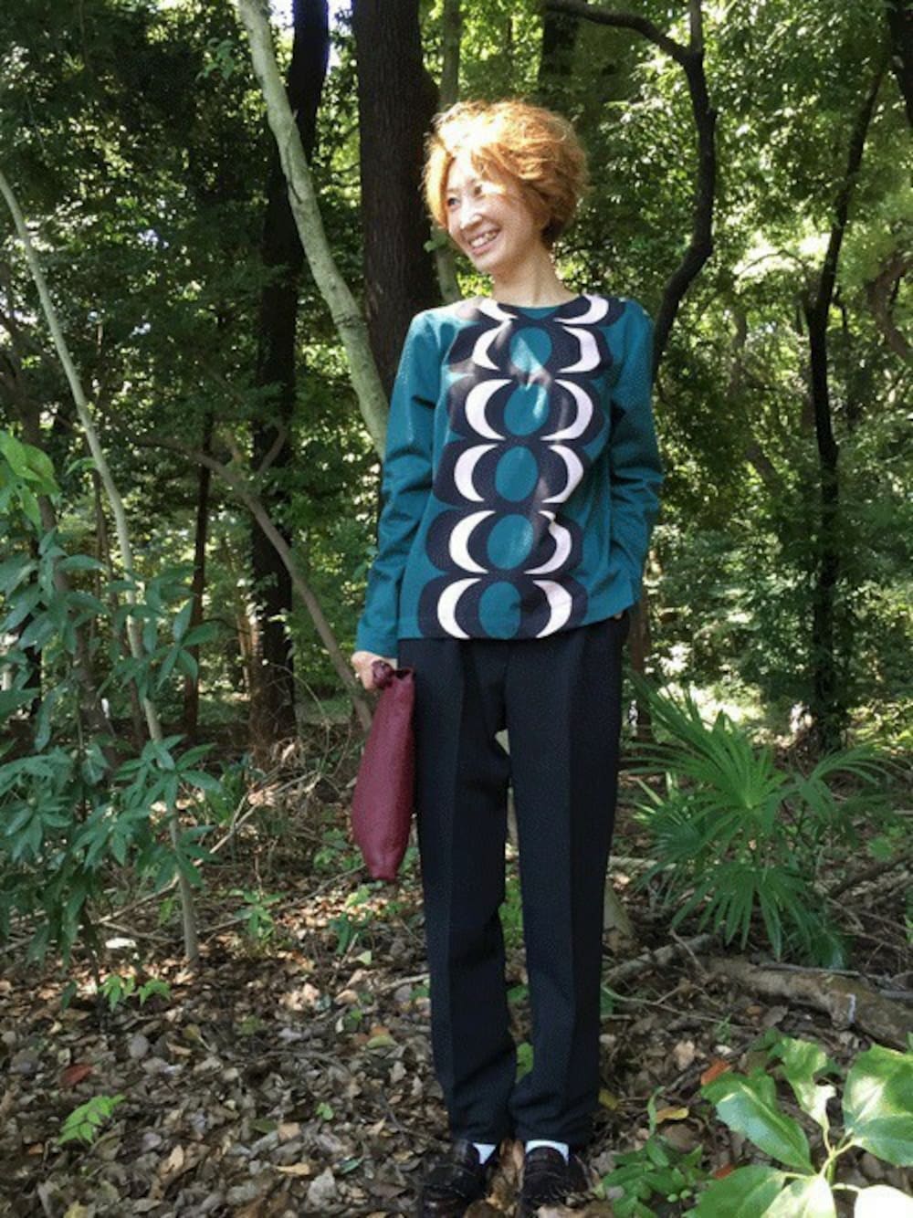 「レザー、グリーン、ショルダーバッグ、ボルドー、marimekko、トップス、マリメッコ、シンプルコーデ、黒パンツ」｜「marimekkoのHurrikaani Woven / HURRIKAANI（その他パンツ、ブラック系）」を使った、staff1さん（レディース・159cm）の秋コーディネートの1枚目の写真