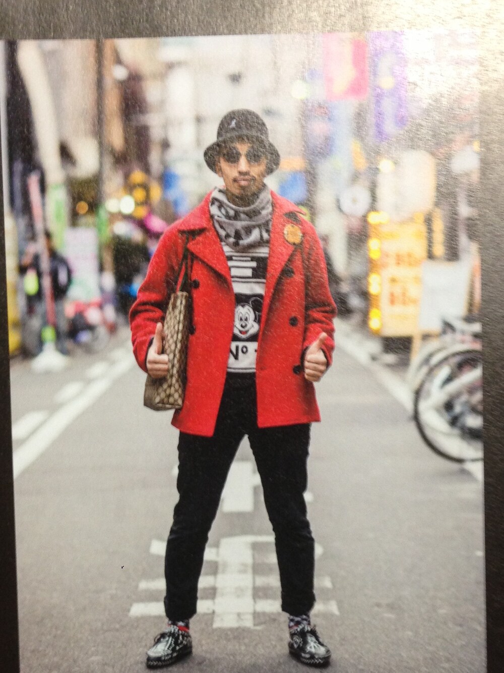 「カジカジ、雑誌掲載、ピーコート、JOYRICH、赤、柄マフラー、KANGOL、バレンタインデートスタイル、大阪、アメ村」｜「KANGOLのアイテム（ハット、ブラック系）」を使った、Masayangさん（メンズ・182cm）の冬コーディネートの1枚目の写真