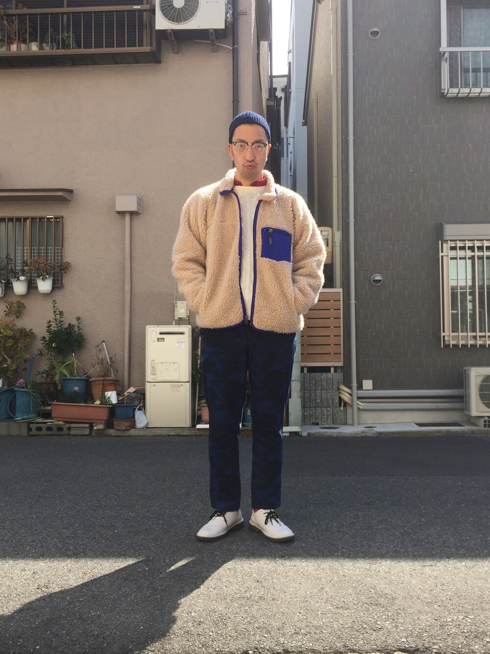 ベージュ系のその他アウター、ホワイト系のその他シューズを着用したメンズの冬コーディネートの1枚目の写真