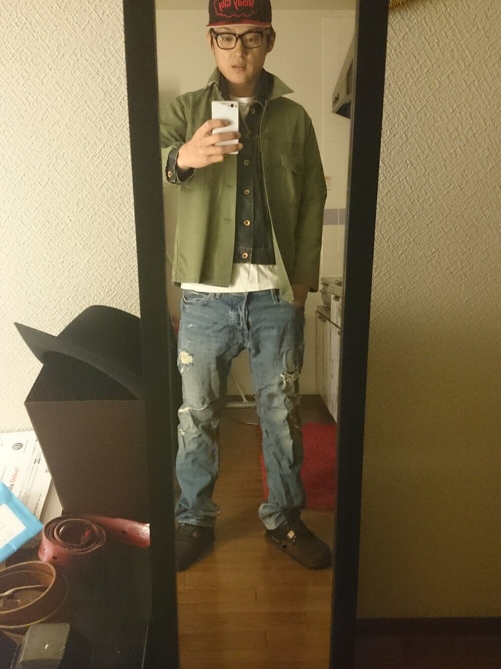 ホワイト系のTシャツ/カットソー、ブルー系のデニムジャケット、グリーン系のシャツ/ブラウスを着用したメンズの春コーディネートの1枚目の写真