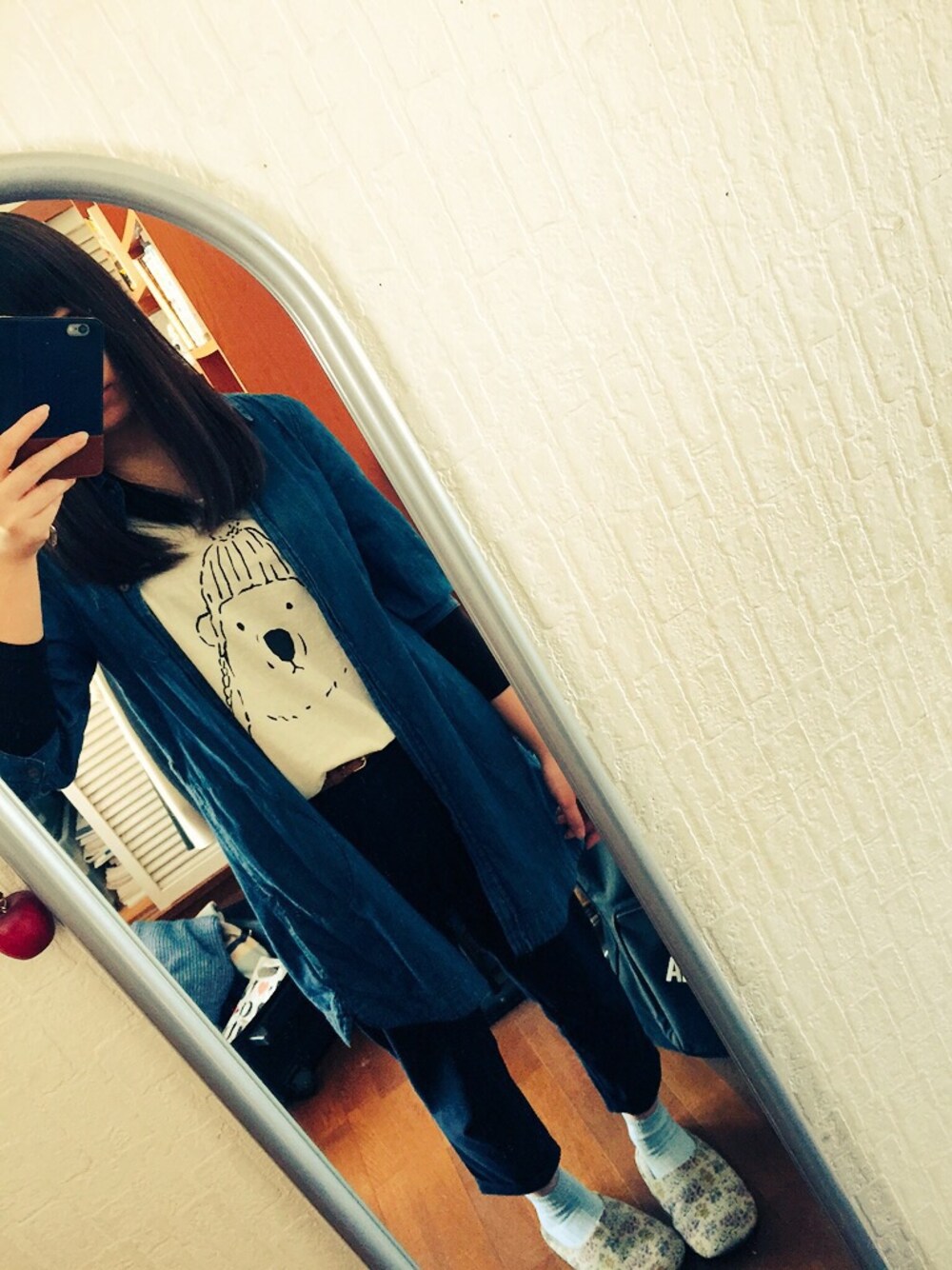 ベージュ系のTシャツ/カットソー、ブルー系のデニムジャケット、ブルー系のその他パンツを着用したレディースの春コーディネートの1枚目の写真