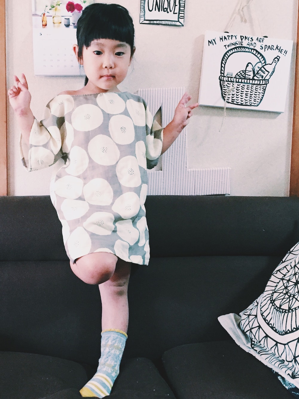 ベージュ系のワンピースを着用したキッズの春コーディネートの1枚目の写真