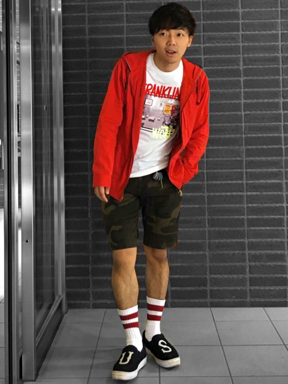「street、ラフ、休日スタイル、ストリート、ショートパンツ、ロングソックス、ラインソックス、大学生」｜「BOYCOTTのアイテム（マウンテンパーカー、レッド系）」を使った、うるぐすさん（メンズ・171cm）の夏コーディネートの1枚目の写真