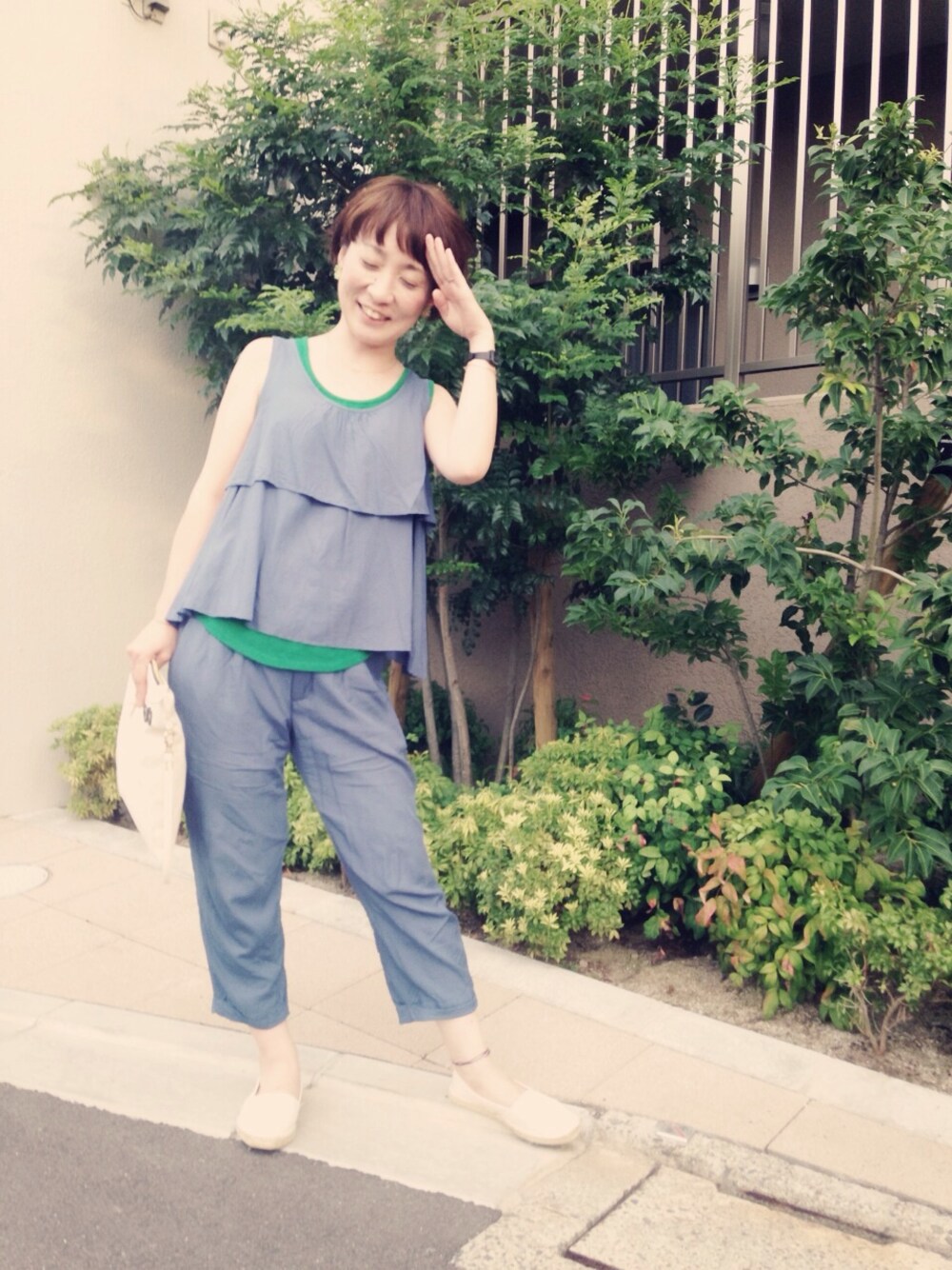 「セットアップ」｜「URBAN RESEARCHのアイテム（セットアップ、ブルー系）」を使った、まなみさん（レディース・154cm）の夏コーディネートの1枚目の写真