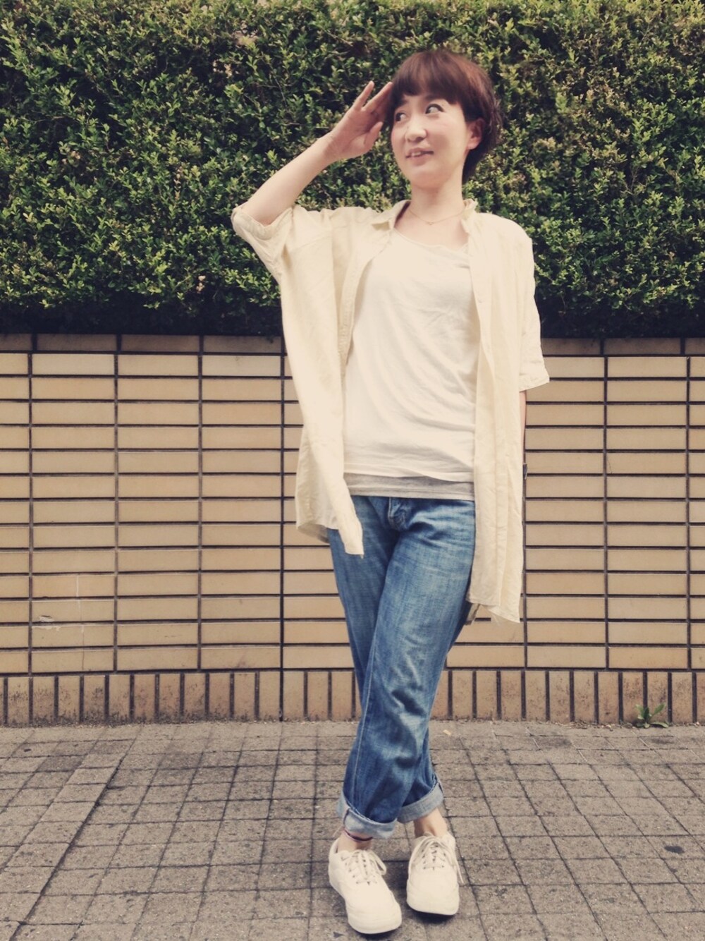 「シャツスタイル」｜「URBAN RESEARCHのアイテム（シャツ/ブラウス、ベージュ系）」を使った、まなみさん（レディース・154cm）の夏コーディネートの1枚目の写真