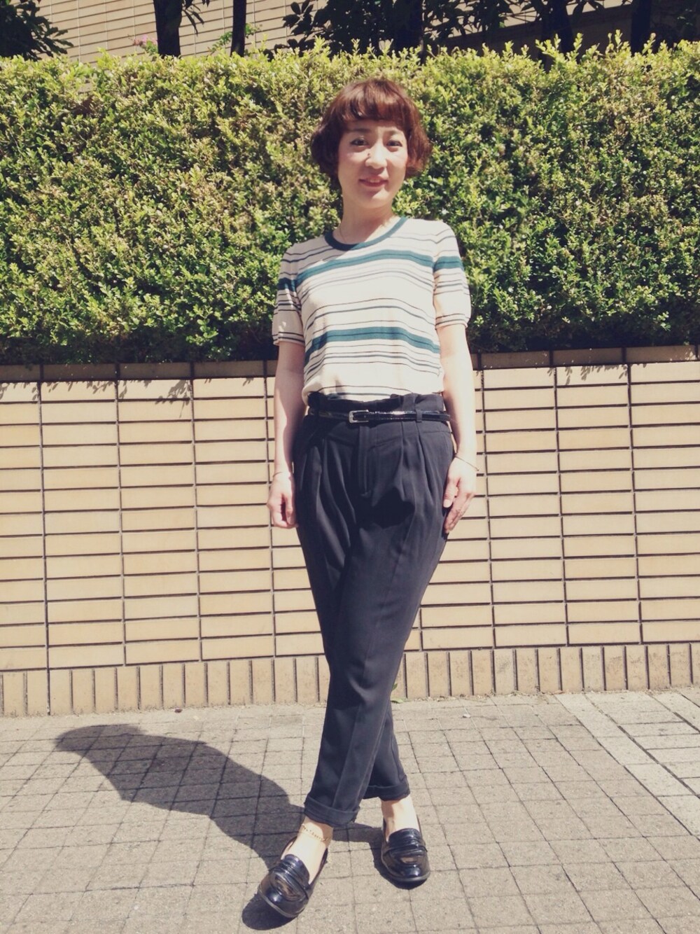 ベージュ系のTシャツ/カットソー、ブラック系のその他パンツ、ブラック系のパンプスを着用したレディースの夏コーディネートの1枚目の写真