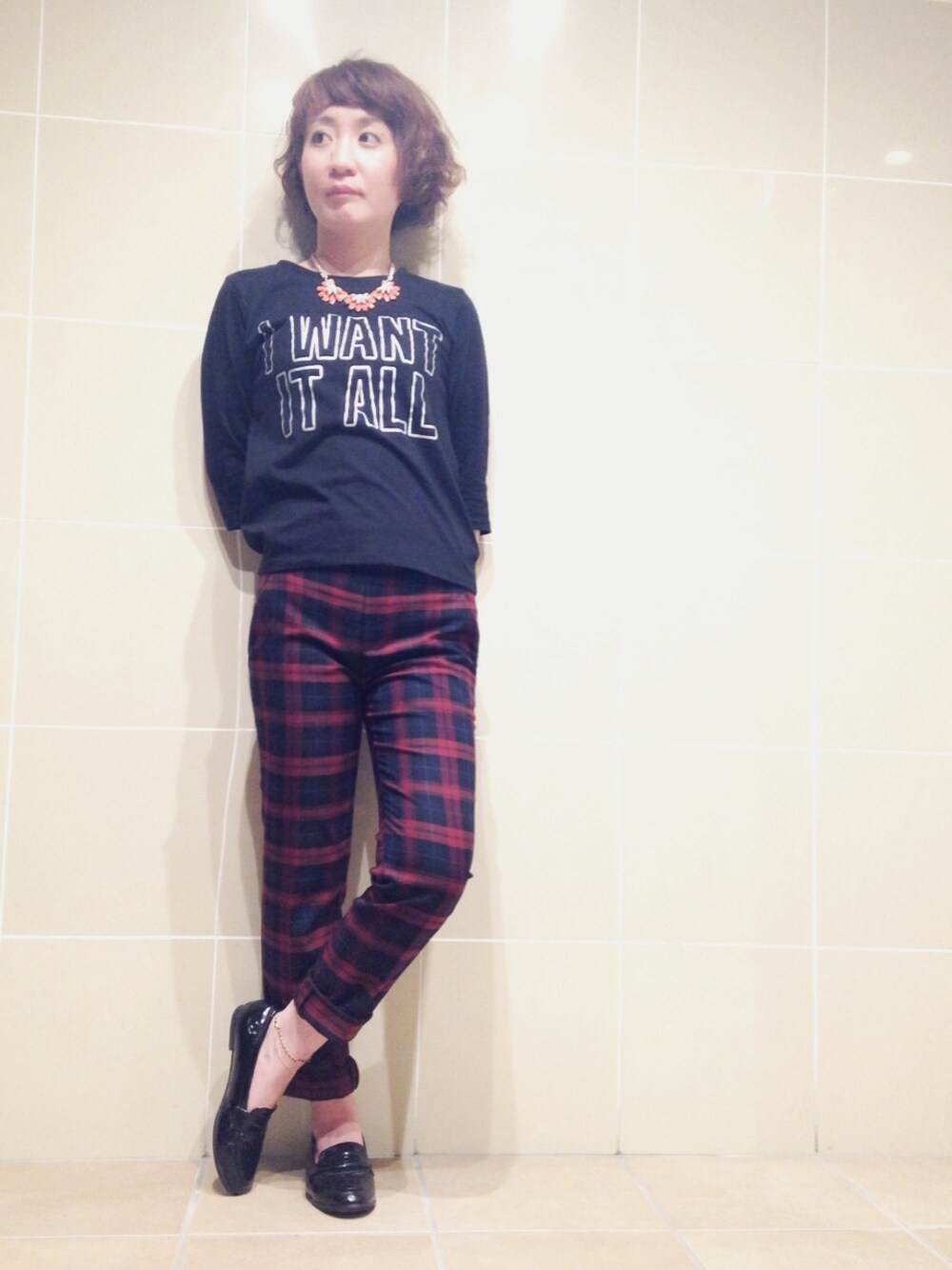 ブラック系のTシャツ/カットソー、レッド系のその他パンツ、オレンジ系のネックレスを着用したレディースの秋コーディネートの1枚目の写真