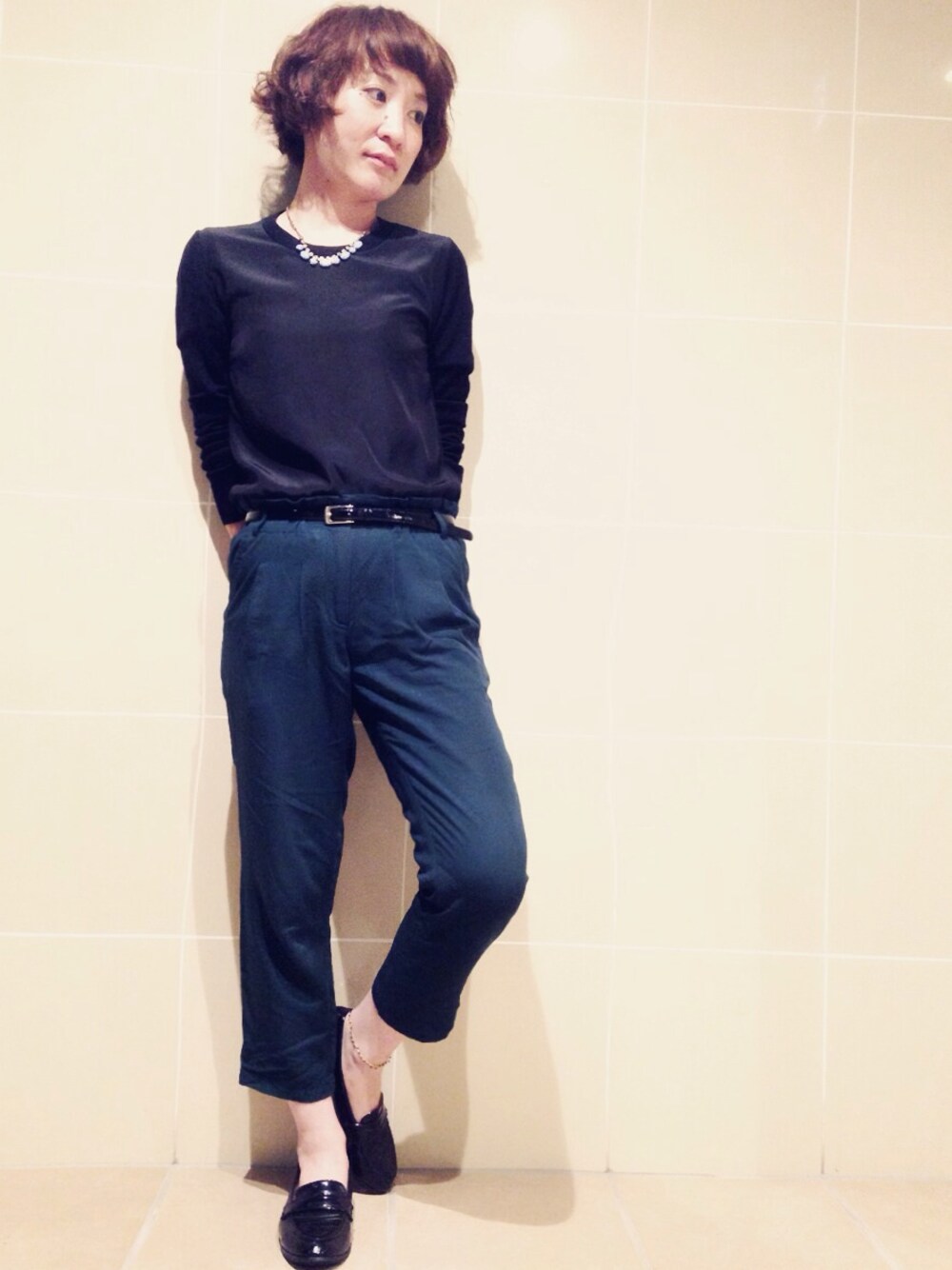 「パンツ、黒」｜「UNIQLOのアイテム（Tシャツ/カットソー、ブラック系）」を使った、まなみさん（レディース・154cm）の秋コーディネートの1枚目の写真