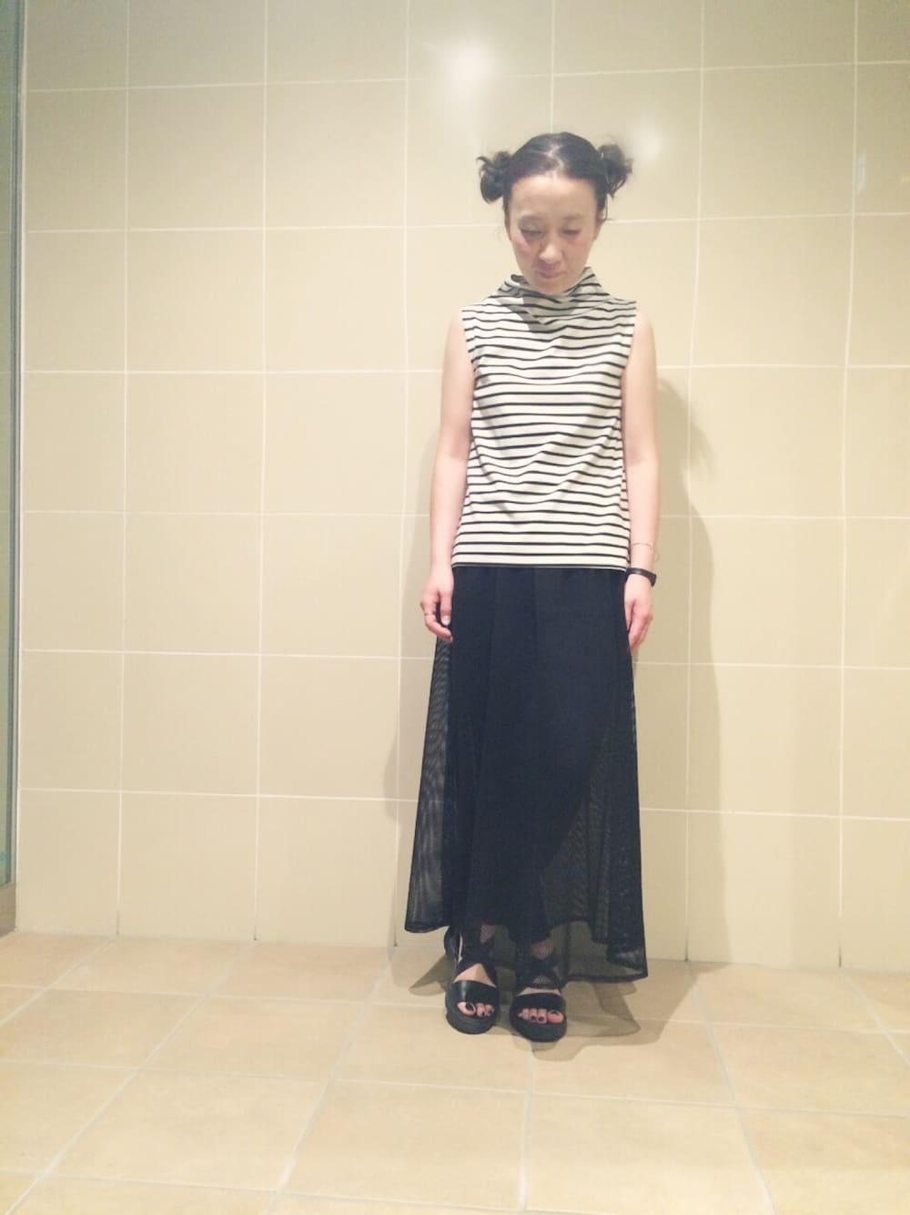 「黒、メッシュスカート、ボーダートップス、首つまり」｜「SENSE OF PLACE by URBAN RESEARCHのアイテム（Tシャツ/カットソー、ブラック系）」を使った、まなみさん（レディース・154cm）の夏コーディネートの1枚目の写真