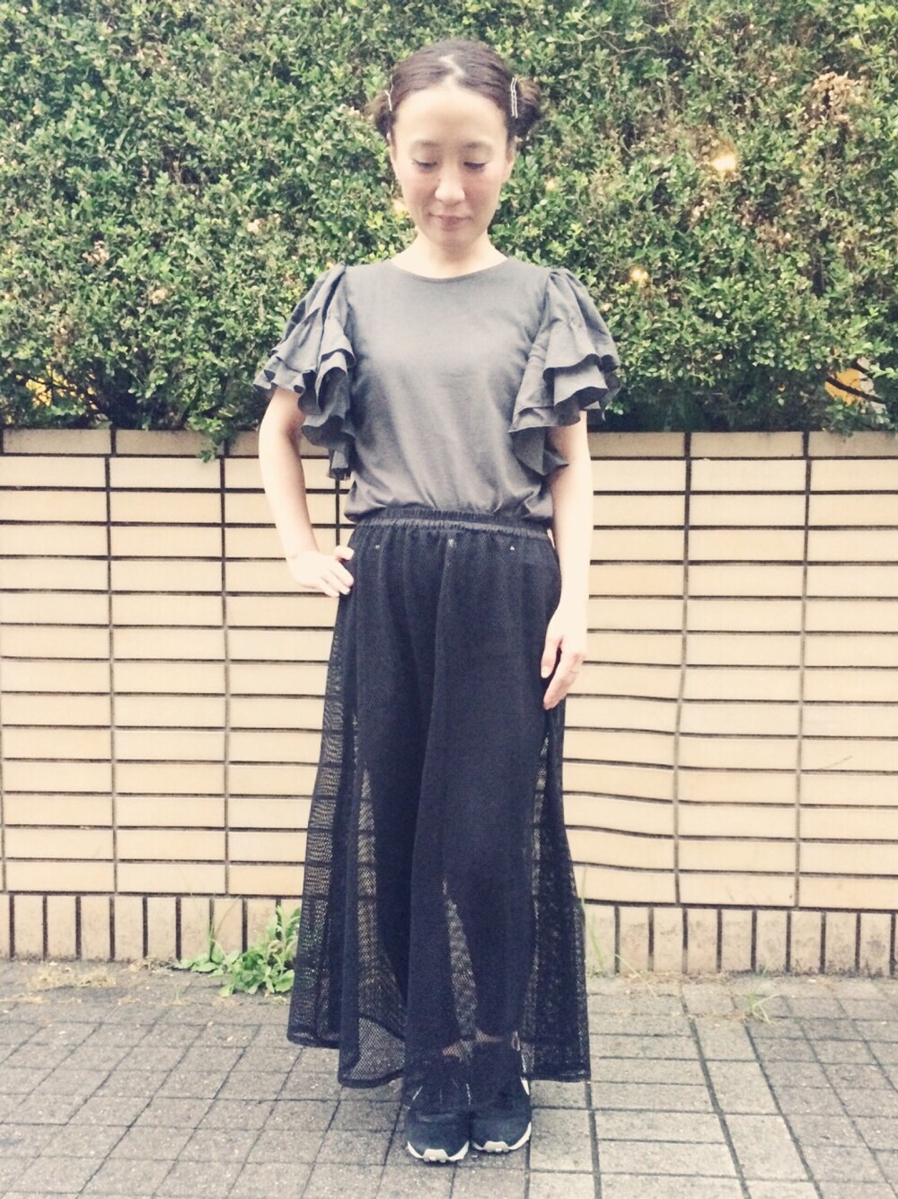 「モノトーン、ソデフリル、スニーカー、ナイキ」｜「URBAN RESEARCHのアイテム（Tシャツ/カットソー、グレー系）」を使った、まなみさん（レディース・154cm）の夏コーディネートの1枚目の写真