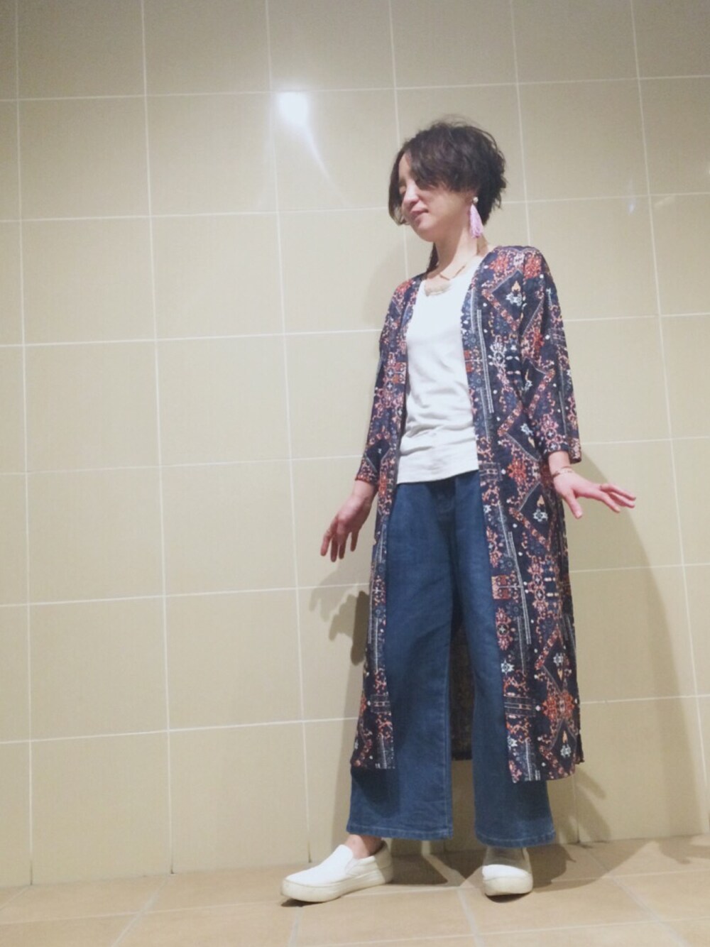 「ロングガウン、70's、タッセルピアス、ワイドパンツ」｜「H&Mのアイテム（その他トップス、ブルー系）」を使った、まなみさん（レディース・154cm）の秋コーディネートの1枚目の写真