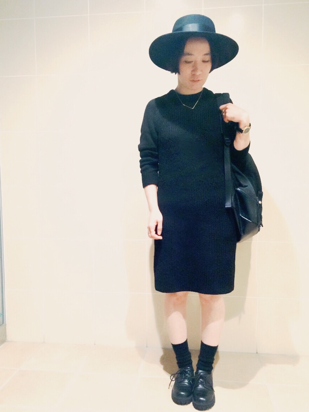 「ユニクロ、UNIQLO、ニットワンピース、ブラック、ブラックコーデ、ハット」｜「UNIQLOのアイテム（ワンピース、ブラック系）」を使った、まなみさん（レディース・154cm）の秋コーディネートの1枚目の写真