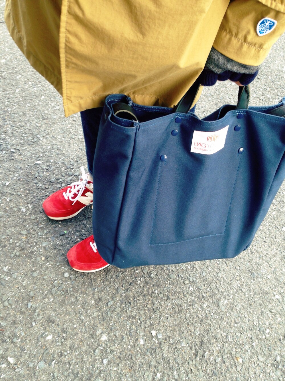 「コート、New Balance、バッグ、ニューバランス、BAG、RESOLUTE、orcival、ジーパン、BAG'n'NOUN、鞄が主役」｜「BAG'n'NOUNのツールバッグ（トートバッグ、ブルー系）」を使った、hiro5cさん（メンズ・170cm）の春コーディネートの1枚目の写真