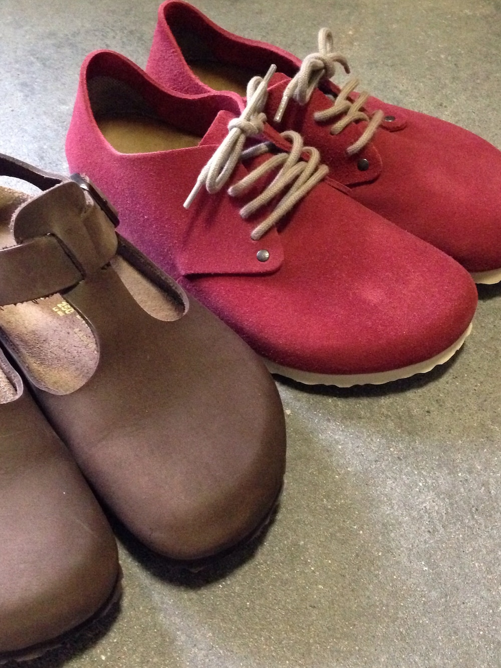 「レッド、レースアップシューズ、大阪、ビルケンシュトック、birkenstock、ビルケン、ダークカラー、プレーントゥ、スエードシューズ」｜「BIRKENSTOCKのMAINE/メイン ダークレッド（MEN）（スニーカー、レッド系）」を使った、hiro5cさん（メンズ・170cm）の夏コーディネートの1枚目の写真