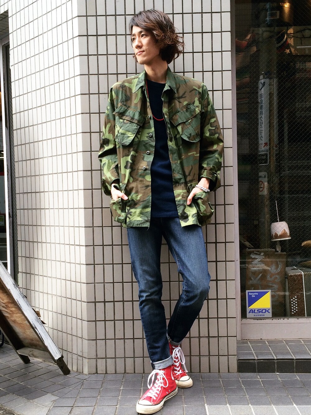 「ミリタリー、Dclothing、converse、Levi's、古着、used」｜「dclothingのアイテム（ミリタリージャケット、グリーン系）」を使った、キタタクさん（メンズ・187cm）の春コーディネートの1枚目の写真