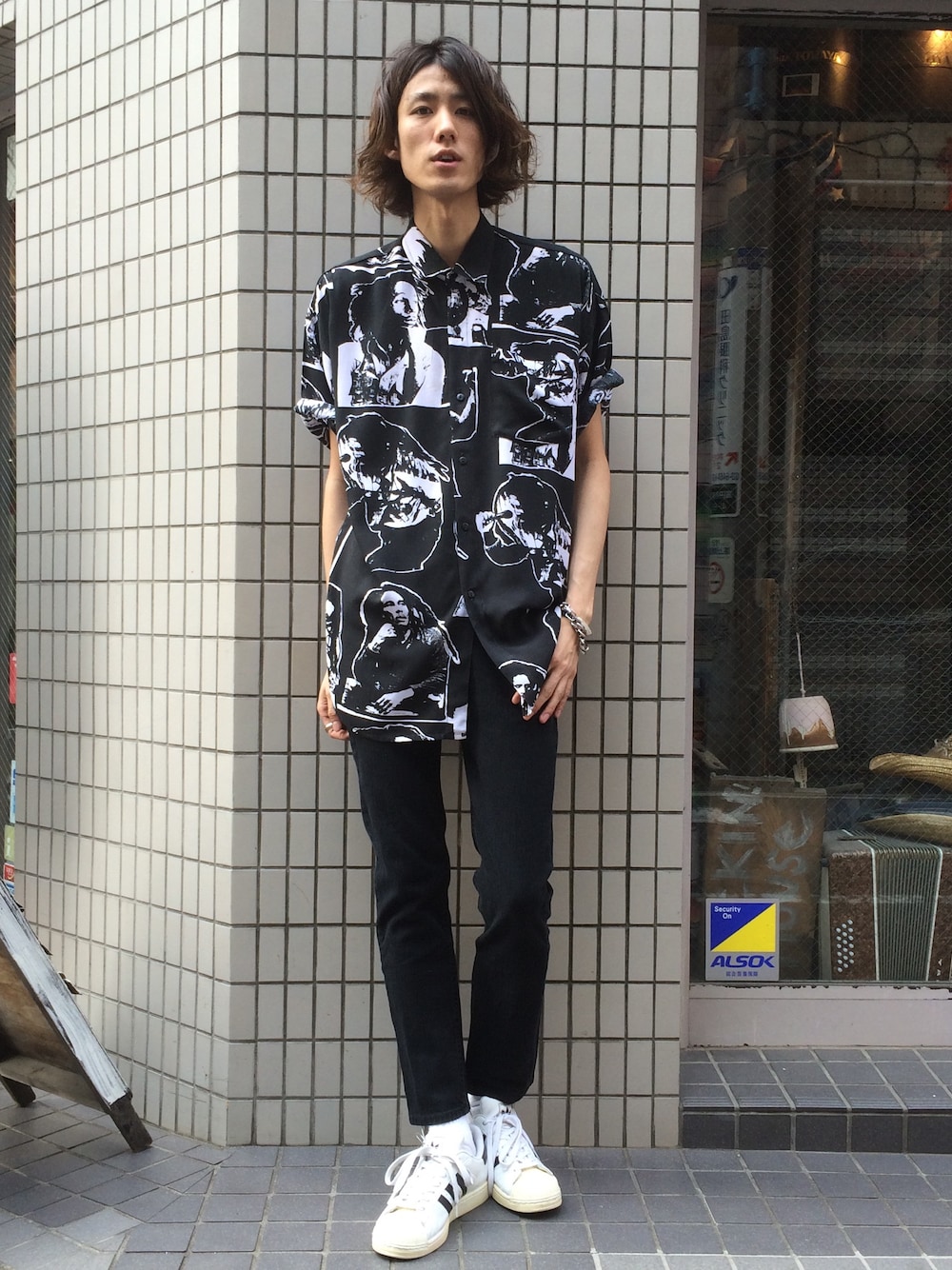 「ボブマーリー、モノトーン、古着MIX、スーパースター、ビックシルエット、古着」｜「dclothingのアイテム（シャツ/ブラウス、ブラック系）」を使った、キタタクさん（メンズ・187cm）の春コーディネートの1枚目の写真