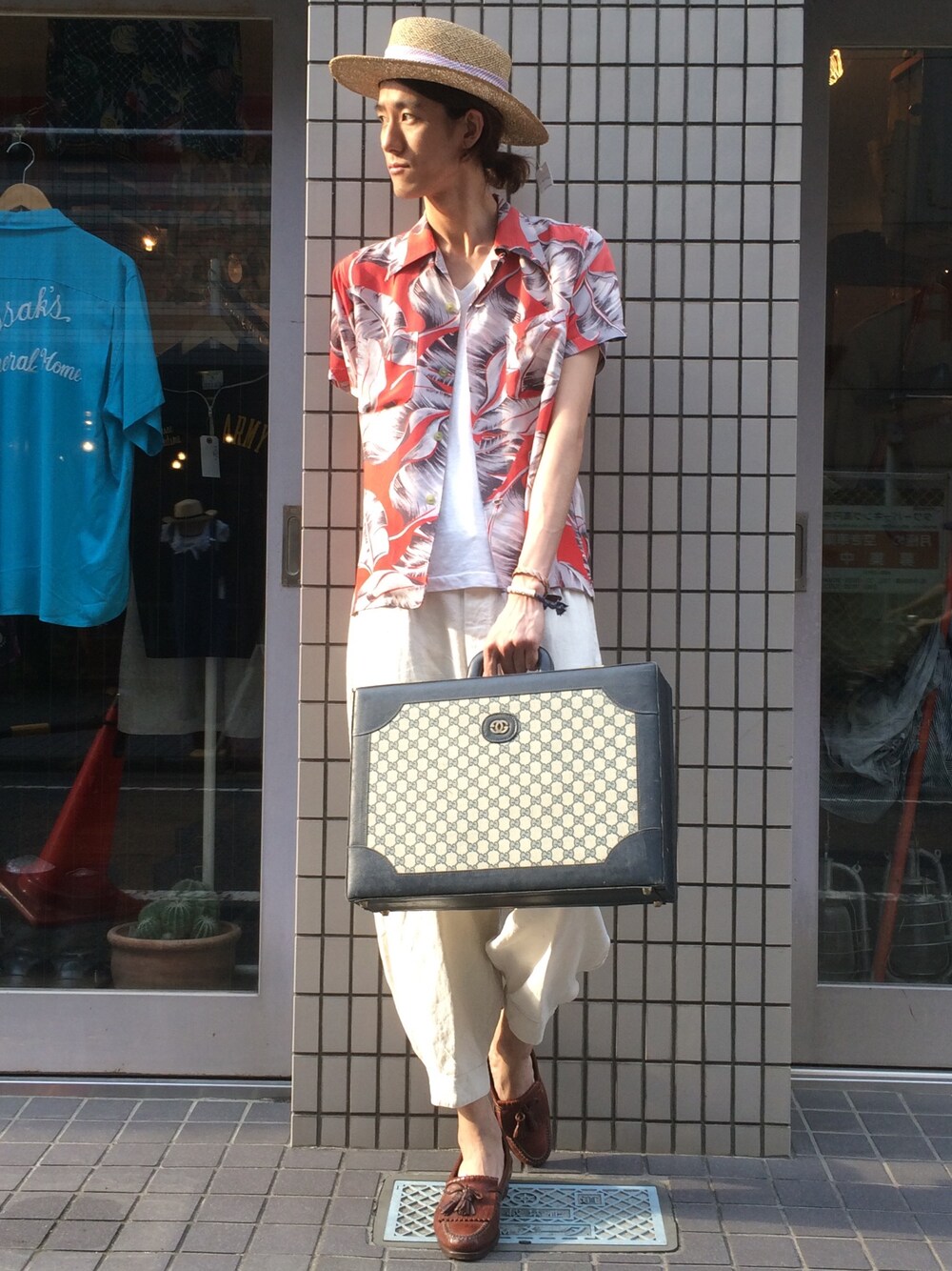 「vintage、古着、ハワイアンシャツ、アロハシャツ、GUCCI、クラシカル」｜「Dclothingのアイテム（ハット、ベージュ系）」を使った、キタタクさん（メンズ・187cm）の夏コーディネートの1枚目の写真