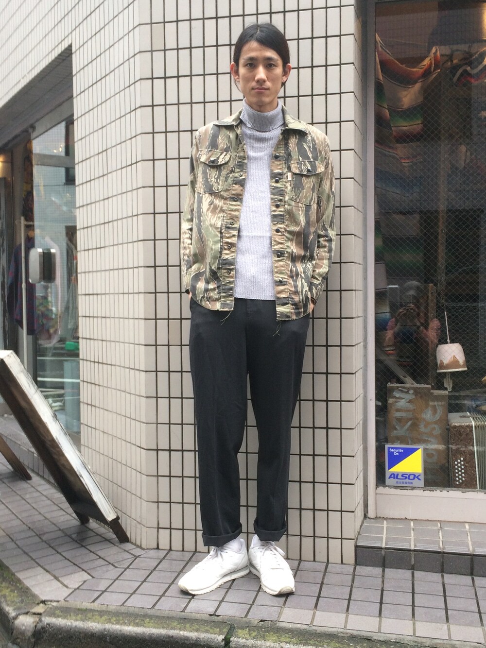 「ミリタリー、タイガーカモ、タートルネック、スラックス、古着、古着MIX」｜「Dclothingのアイテム（ミリタリージャケット、グリーン系）」を使った、キタタクさん（メンズ・187cm）の秋コーディネートの1枚目の写真