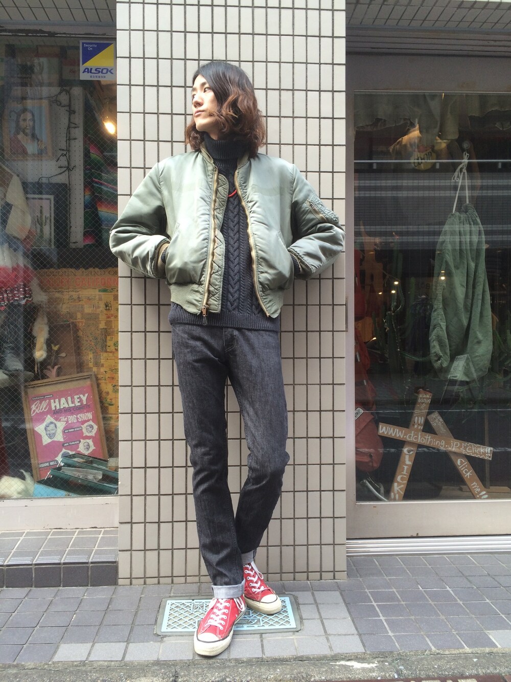「MA-1、タートルネック、スキニーデニム、古着、古着MIX、ミリタリー」｜「VINTAGEのアイテム（デニムジャケット、グリーン系）」を使った、キタタクさん（メンズ・187cm）の秋コーディネートの1枚目の写真