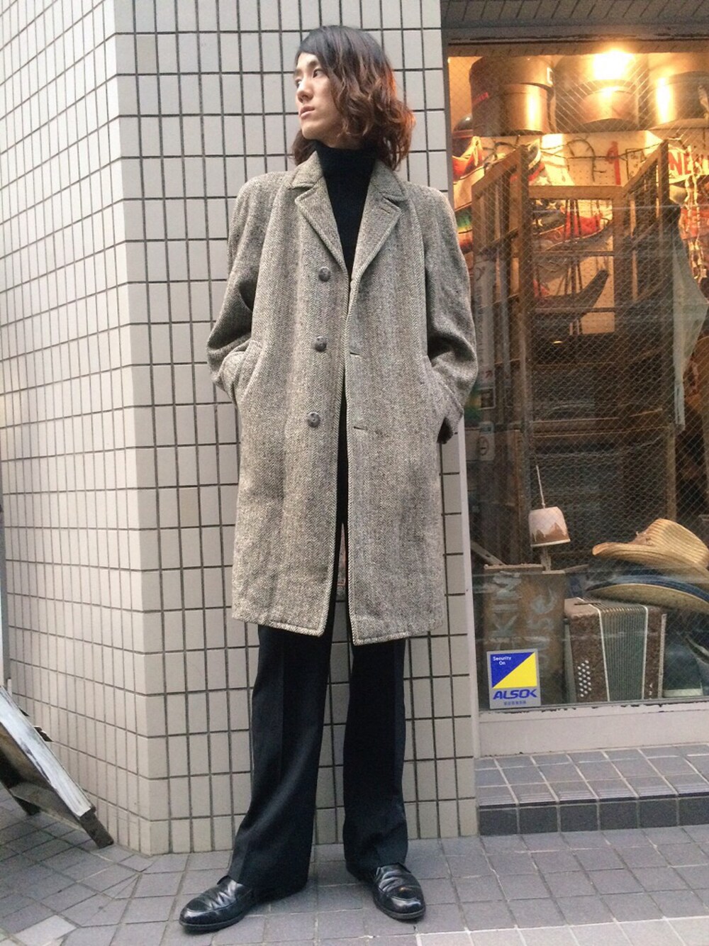 「ツイード、vintage、スラックス、レザーシューズ、古着、古着MIX、タートルネック」｜「VINTAGEのアイテム（チェスターコート、グレー系）」を使った、キタタクさん（メンズ・187cm）の秋コーディネートの1枚目の写真
