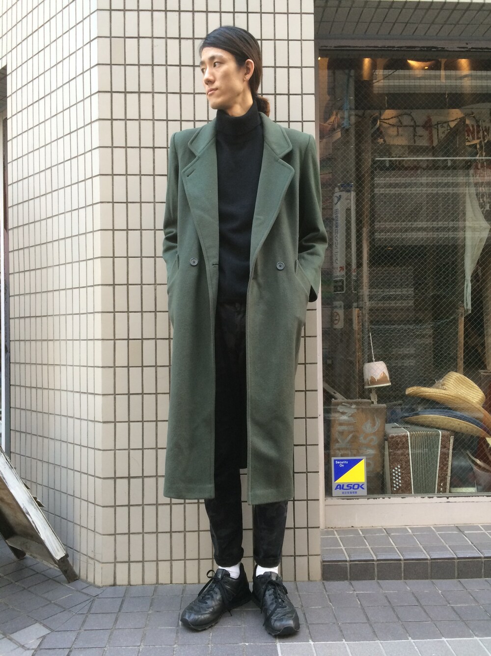 「コート、カーキ、古着、古着MIX、VINTAGE、タートルネック、ロングコート」｜「VINTAGEのアイテム（チェスターコート、グリーン系）」を使った、キタタクさん（メンズ・187cm）の秋コーディネートの1枚目の写真