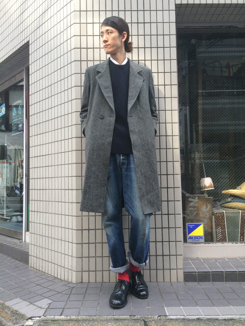「ツイード、ニット、ロングコート、Levis、BigE、vintage、古着、古着MIX」｜「VINTAGEのアイテム（チェスターコート、グレー系）」を使った、キタタクさん（メンズ・187cm）の秋コーディネートの1枚目の写真