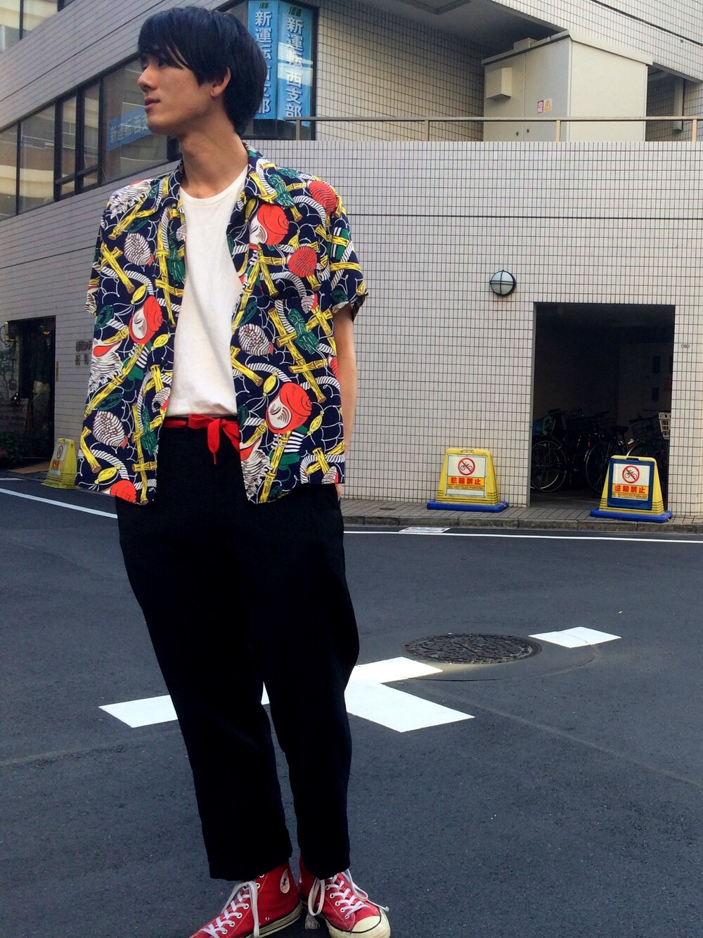 「夏コーデ、紐ベルト、タックイン、アロハシャツ、ハワイアンシャツ、vintage、オールスター、コンバース、古着、古着MIX」｜「VINTAGEのアイテム（シャツ/ブラウス、ブルー系）」を使った、キタタクさん（メンズ・187cm）の春コーディネートの1枚目の写真