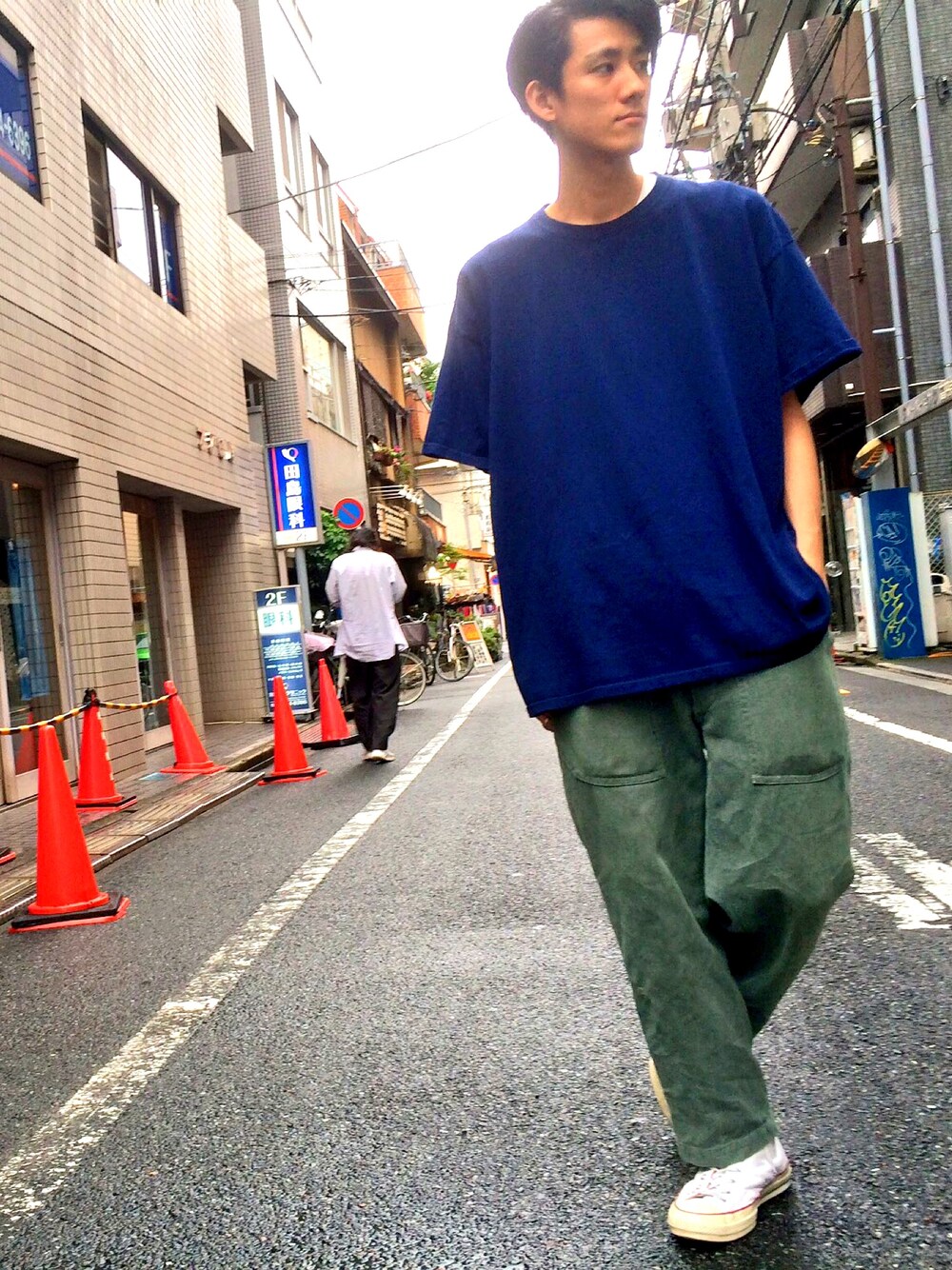 「BigT、ワイドシルエット、ワイドパンツ、ミリタリー、夏コーデ、古着、ビッグシルエット、古着MIX」｜「dclothingのアイテム（Tシャツ/カットソー、ブルー系）」を使った、キタタクさん（メンズ・187cm）の春コーディネートの1枚目の写真