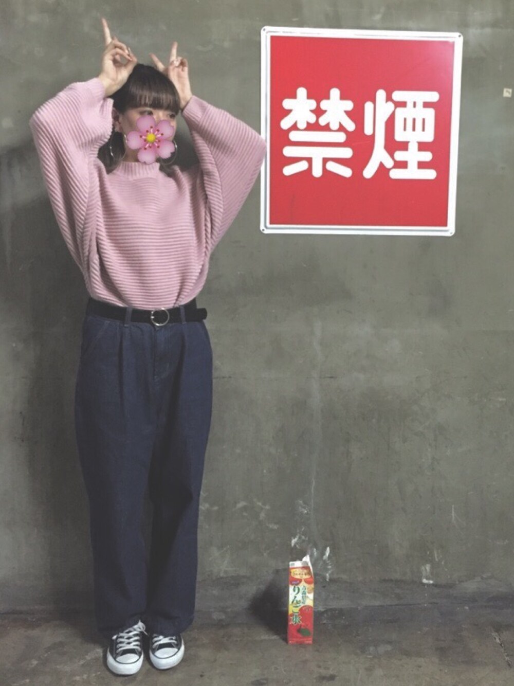 「ドルマンニット、ボリュームニット、タックパンツ、フープピアス、おだんごヘアー」｜「🍎のアイテム（その他、レッド系）」を使った、る子さん（レディース・163cm）の秋コーディネートの1枚目の写真