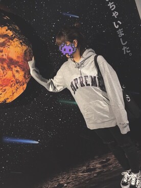 「Supreme （シュプリーム）のアイテム（パーカー、グレー系）」を使った、る子さん（レディース・163cm）の秋コーディネート
