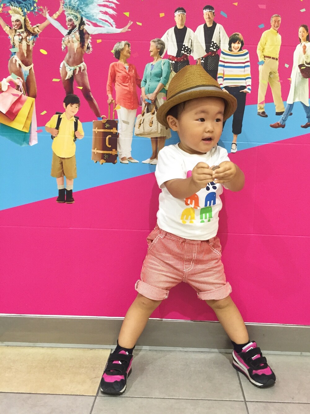 ホワイト系のTシャツ/カットソー、レッド系のパンツ、ピンク系のスニーカーを着用したキッズの夏コーディネートの1枚目の写真