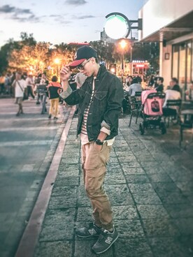 「5（ファイブ）のアイテム（チノパンツ）」を使った、賴達さん（メンズ・175cm）の秋コーディネート
