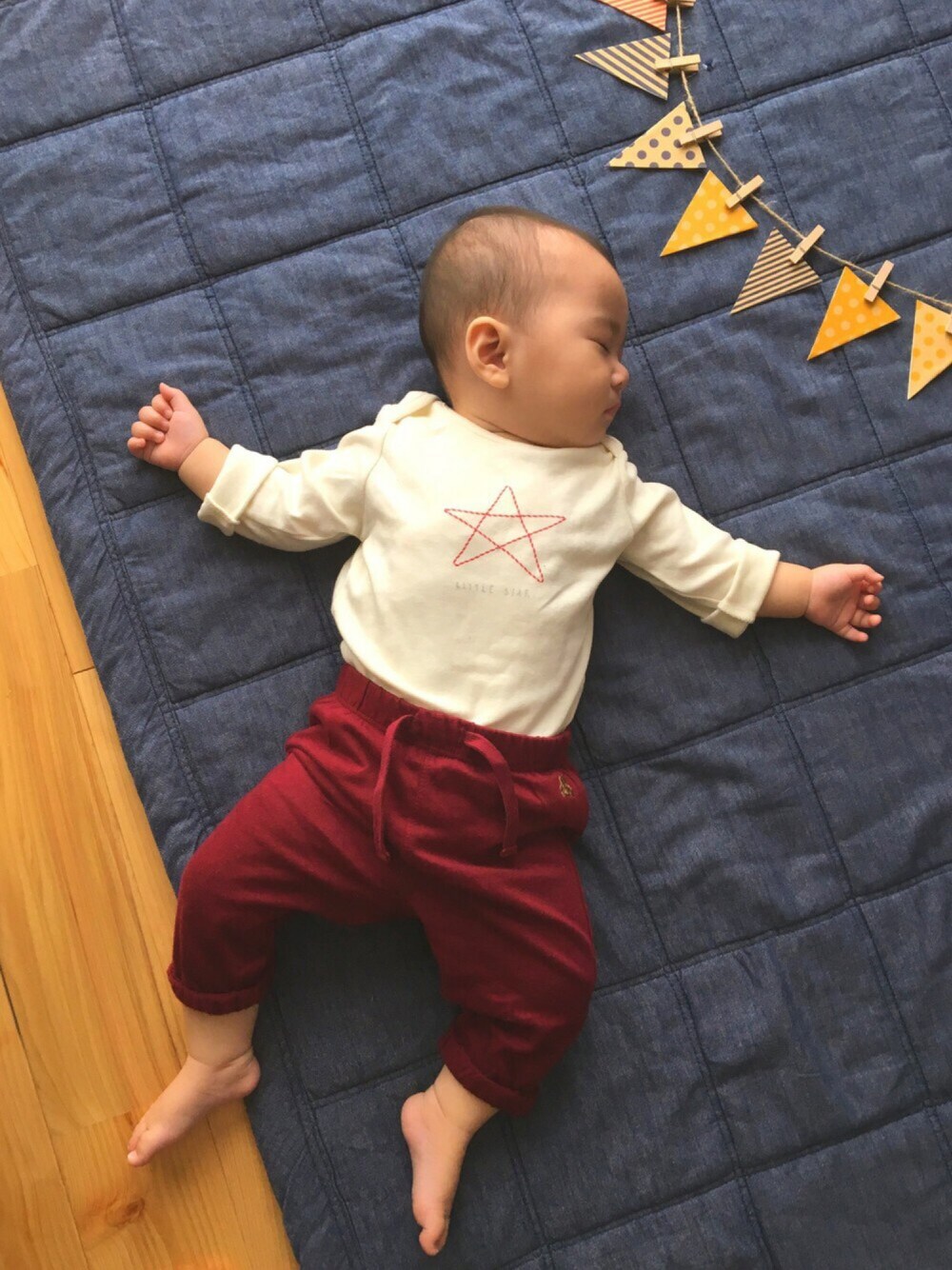 「ベビー、ベビーコーデ、女の子コーデ、女の子、おんなのこ、シンプルコーデ、カジュアルコーデ、秋のコーデ、7ヶ月、寝相アート」｜「babyGAPのアイテム（Tシャツ/カットソー、ホワイト系）」を使った、yusanさん（キッズ・70cm）の秋コーディネートの1枚目の写真