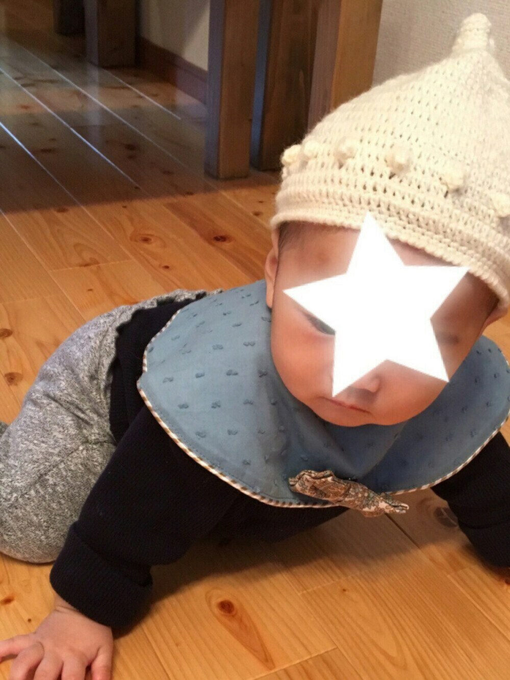 「ベビーコーデ、ベビー、女の子、女の子コーデ、おんなのこ、秋のコーデ、シンプルコーデ、ハンドメイド、どんぐり帽子、こびと帽」｜「Handmadeのばぁばメイドのどんぐり帽子♡︎ʾʾカラーバリエたくさんあります！（ニットキャップ/ビーニー、ホワイト系）」を使った、yusanさん（キッズ・70cm）の秋コーディネートの1枚目の写真