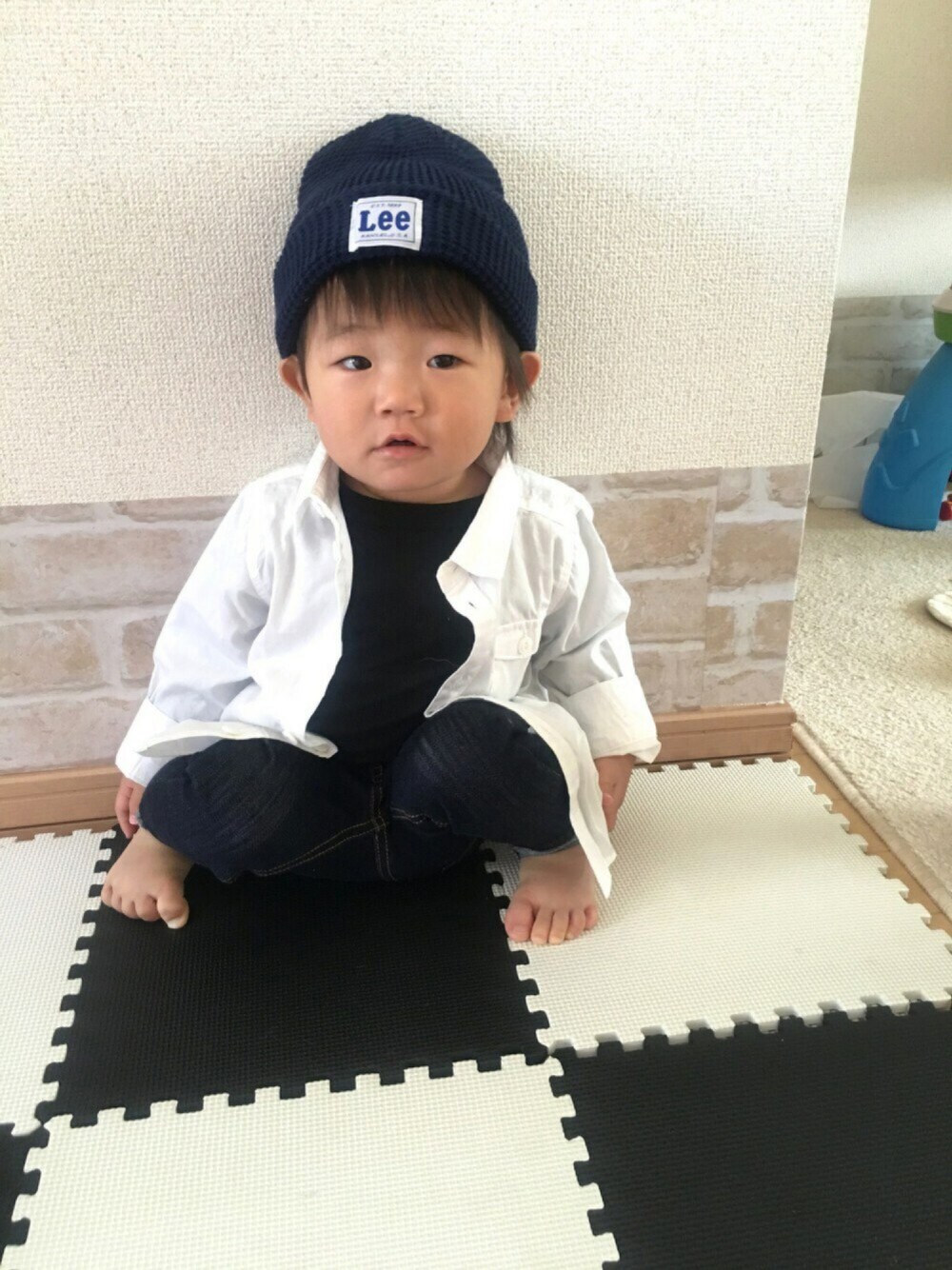 「キッズファッション、男の子、男の子コーデ、キッズ、白シャツ、ニット帽、1歳4ヶ月」｜「Leeの【LEE】ニットワッチ（ニットキャップ/ビーニー、ブルー系）」を使った、xoxoxo...さん（キッズ・80cm）の秋コーディネートの1枚目の写真