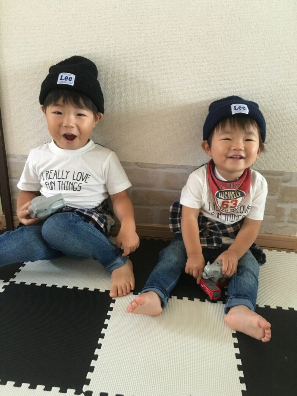 「3歳、リンクコーデ、ニット帽、兄弟、兄弟コーディネート、キッズ、キッズコーデ、1歳、秋」｜「Leeの【LEE】ニットワッチ（ニットキャップ/ビーニー、ブラック系）」を使った、xoxoxo...さん（キッズ・100cm）の秋コーディネートの1枚目の写真