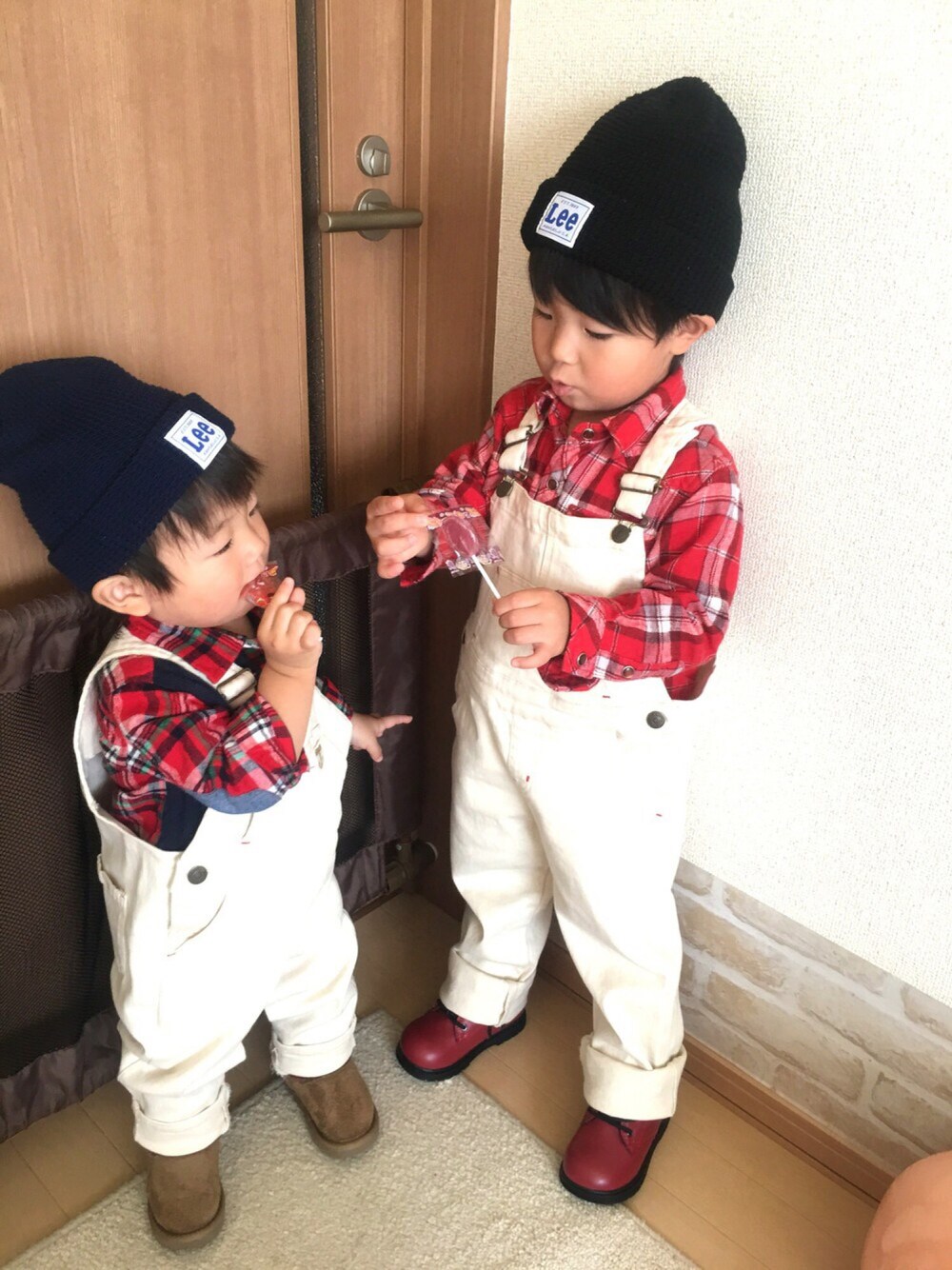 「秋コーデ、kids、キッズコーデ、男の子、サロペット、チェックシャツ、3歳、1歳、兄弟コーデ、リンクコーデ」｜「Leeの【LEE】ニットワッチ（ニットキャップ/ビーニー、ブラック系）」を使った、xoxoxo...さん（キッズ・100cm）の秋コーディネートの1枚目の写真