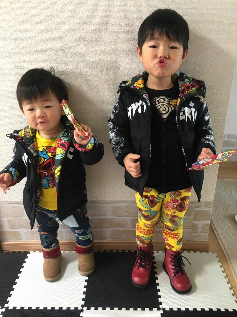 「キッズファッション、男の子、男の子コーデ、3歳、1歳、兄弟コーディネート」｜「HYSTERIC MINIのBABY HUNGRY MONSTER WORLD with U リバーシブル ジャケット（ダウンジャケット/コート、ブラック系）」を使った、xoxoxo...さん（キッズ・100cm）の秋コーディネートの1枚目の写真