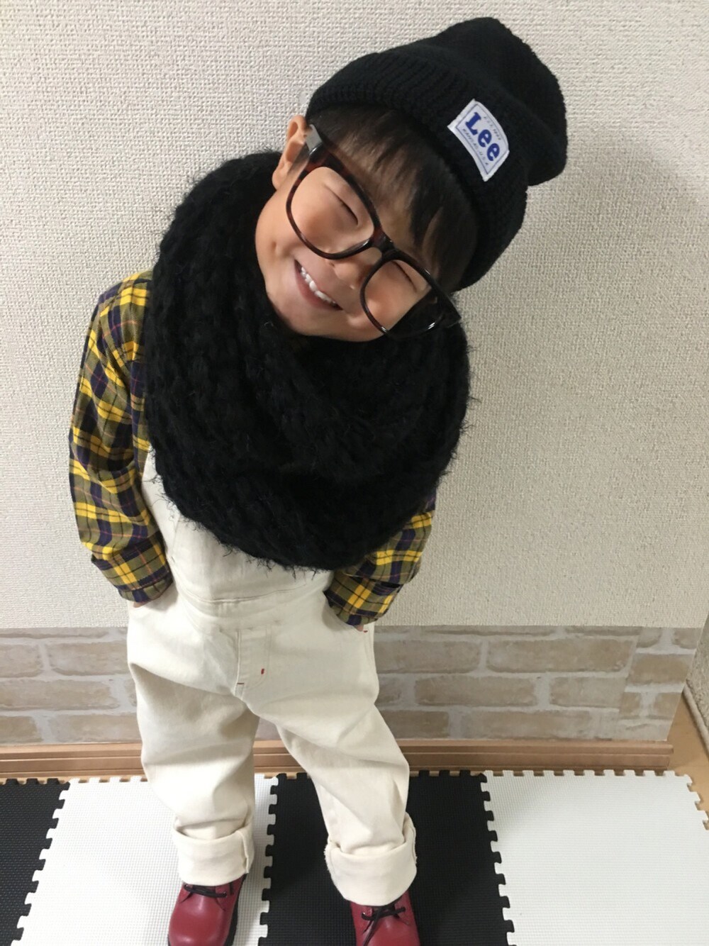 「kids、秋のコーデ、男の子、3歳、チェックシャツ、ニット帽、サロペット」｜「Leeの【LEE】ニットワッチ（ニットキャップ/ビーニー、ブラック系）」を使った、xoxoxo...さん（キッズ・100cm）の秋コーディネートの1枚目の写真